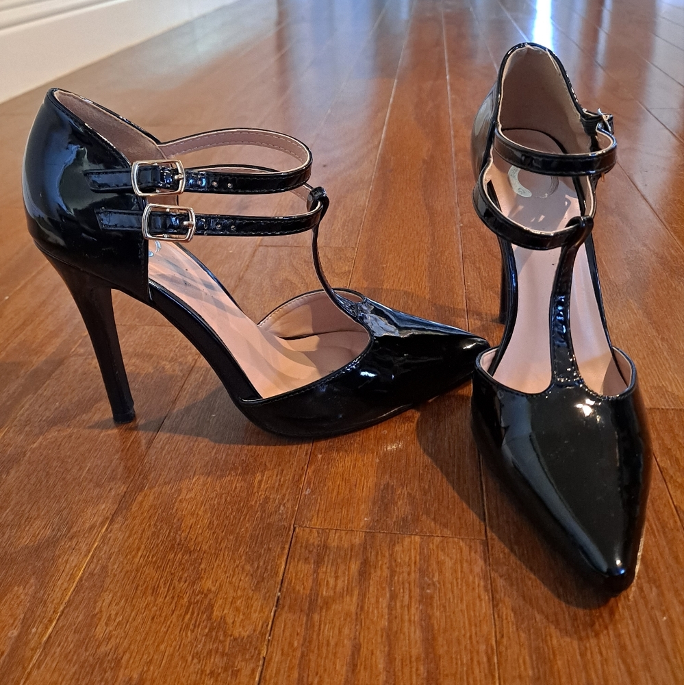 Black patent leather pumps